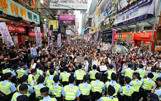 視頻:近萬港人湧上街頭撐為法輪功仗義直言的林老師