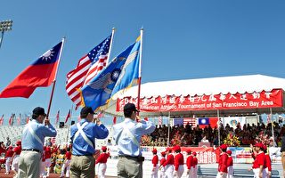 8月4日，每支隊伍都需通過華運會主席台與臺美國旗和會旗。（李歐/大紀元）