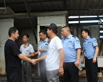 被救后，浙江台州人冤民郑志义（左一）感谢民主党人胡远明（穿白色T恤者）。（知情者提供）