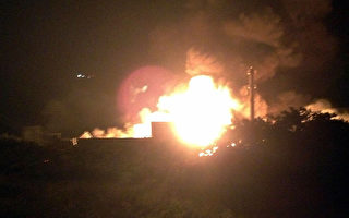 桃园县芦竹乡的台硝公司6日深夜传出大火，火势燃烧猛烈，火球照亮夜空，民众都可以感受到爆炸威力。（民众提供）