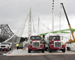 海湾大桥东段新桥正在按劳工节通车紧锣密鼓地在做最后的施工。（马有志/大纪元）