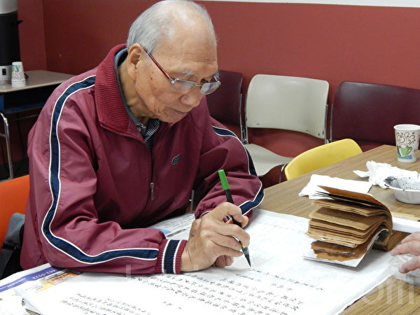書法家龍熾強書寫楷書。(攝影﹕楊天儀/大紀元) 書法家龍熾強書寫楷書。(攝影﹕楊天儀/大紀元)