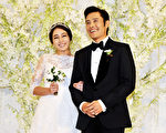 43歲韓國影星李秉憲,同比自己小一輪的李珉廷完婚。婚禮在首爾君悅飯店舉行,張東健、韓佳人、金泰希等韓星均受邀出席。(JUNG YEON-JE/AFP)
