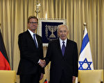 德國外交部長威斯特威勒（左）11日會晤以色列總統裴瑞斯（右）。（MENAHEM KAHANA/AFP）