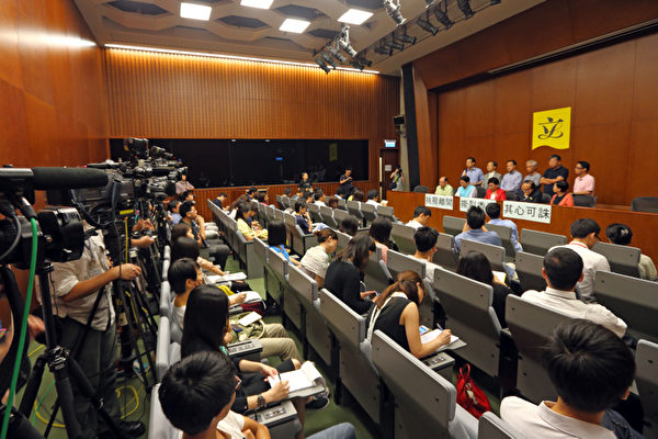香港泛民主派8月12日召開記者會,批評特首梁振英周日意圖藉政治打壓林慧思老師轉移視線,挑撥離間警民關係,撕裂香港,透過官黑勾結在港大搞中共文革式批鬥。(潘在殊/大紀元) 香港泛民主派8月12日召開記者會,批評特首梁振英周日意圖藉政治打壓林慧思老師轉移視線,挑撥離間警民關係,撕裂香港,透過官黑勾結在港大搞中共文革式批鬥。(潘在殊/大紀元)