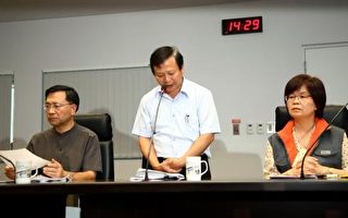 皇冠公司董事长朱明耀出席记者会，坦承作业疏失，向社会大众道歉，并愿意提供下游厂商名单给卫生局，配合调查。（台中市政府提供）