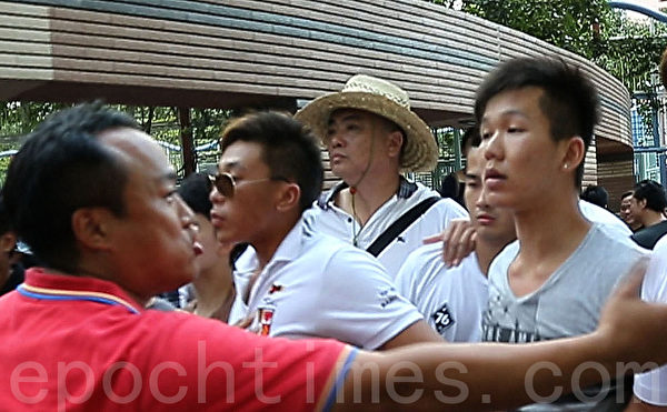 香港特首梁振英8月1日到香港天水圍出席地區論壇,香港知名黑道背景人士曾樹和(中)(戴草帽)高調在現場指揮,據曾現在黑道上的實力,完全毋需自己親自出面指揮,這次公開出面目的是梁振英要借他的臉和黑道身分來恐嚇香港民眾。(大紀元資料圖片) 香港特首梁振英8月1日到香港天水圍出席地區論壇,香港知名黑道背景人士曾樹和(中)(戴草帽)高調在現場指揮,據曾現在黑道上的實力,完全毋需自己親自出面指揮,這次公開出面目的是梁振英要借他的臉和黑道身分來恐嚇香港民眾。(大紀元資料圖片)