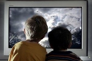 幼儿日看电视超三小时 语言数学能力恐降低