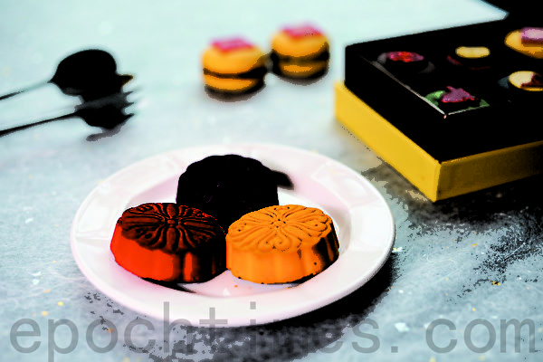 維多麗亞酒店三款巧克力月餅，番石榴鳳梨(紅)、茉莉花芒果(紫)、香蕉芝麻榛果(黃)。（莊孟翰／大紀元）