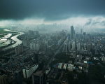 組圖：暴雨雲團籠罩的深圳 猶如魔幻世界