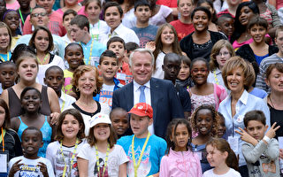 法國300名孩童到總理府「夏令營野餐」