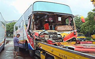 陆客游览车撞大货车 12陆客在台受轻伤