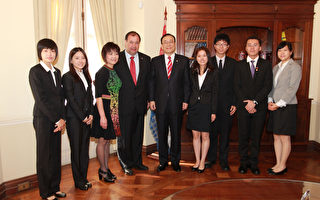 中華民國駐巴拉圭大使劉德立當地時間19日上午偕同台灣大學教授張淑英所率領的青年大使訪問團，拜會巴國副總統艾法拉（Juan Afara）。（駐巴拉圭大使館提供）