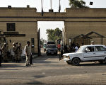 8月21日，埃及法庭在關押穆巴拉克（Hosni Mubarak）的托拉（Tora）監獄開庭審查釋放他的請求。（ AFP PHOTO/GIANLUIGI GUERCIA）
