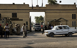 8月21日，埃及法庭在关押穆巴拉克（Hosni Mubarak）的托拉（Tora）监狱开庭审查释放他的请求。（ AFP PHOTO/GIANLUIGI GUERCIA）
