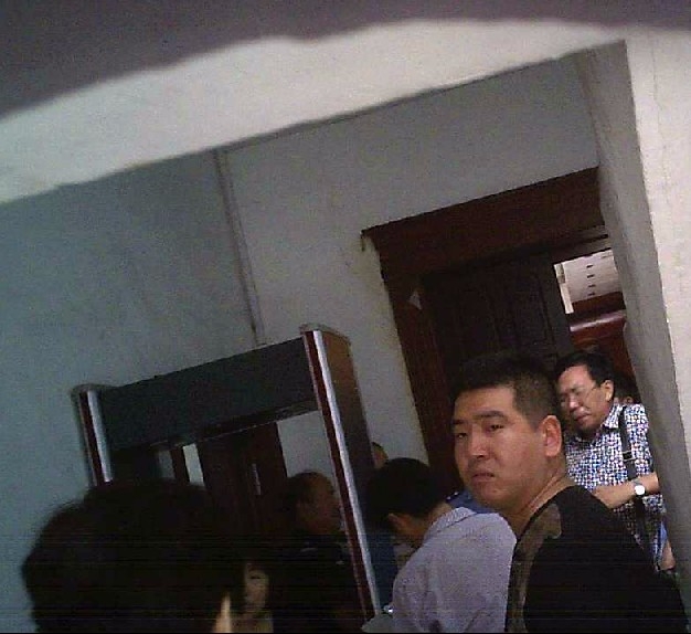 在安檢門外的便衣 (知情人提供)