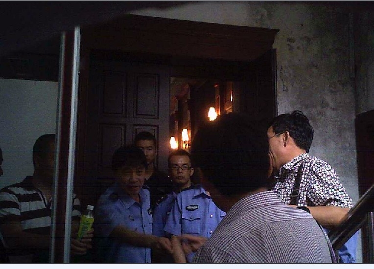 依蘭縣法院法警隊長高振倫(手指律師者)(知情人提供)