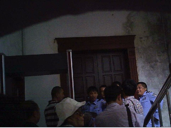 依蘭縣檢察院法警封建清(叉腰者) (知情人提供)