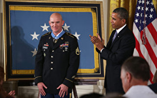 美国人民向谁致敬？33岁士兵获荣誉勋章