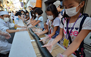 组图：日本庆佳节 民众分享120公尺寿司卷