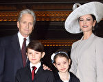 2011年，道格拉斯夫妇和两个孩子迪伦（Dylan）和卡莉斯（Carys）在英国白金汉宫。(Photo by Lewis Whyld - WPA Pool/Getty Images)