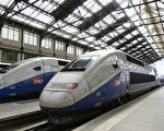 往返法国巴黎到里尔的高速火车因票价太贵，4月民众一状告上最高行政法院，虽然票价不断调涨，在假期时还是一票难求。（BERTRAND GUAY/AFP）。