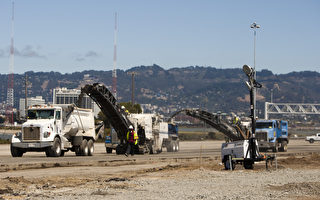舊金山海灣大橋的路面翻新工程正在施工。（馬有志/大紀元）