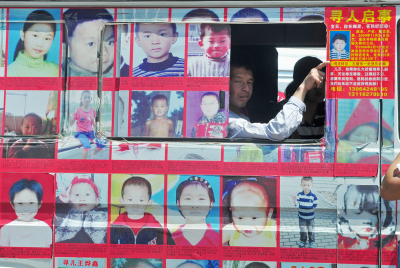 媒體報導中國大陸失蹤兒童每年達20萬人，平均每天大約有550名兒童失蹤。圖為尋找孩童的廣告。(AFP)