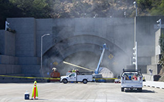 旧金山海湾大桥东段新桥准备通车的施工现场，图为与隧道链接处。（马有志/大纪元）