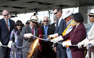 2013年9月2日在舊金山海灣大橋收費站前，承建大橋的美國橋樑公司總裁Michael Flowers（左一）、舊金山市長李孟賢（左三）、加州副州長紐森（Gavin Newson）（右四）和奧克蘭市長關麗珍（右二）舉行了切鏈剪彩通車儀式。（馬有志／大紀元）