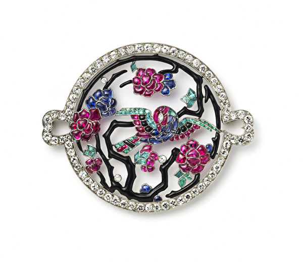 英国顶级珠宝商 Hancocks将在“香港珠宝首饰展销会”(Hong Kong Jewellery & Gem Fair)上展出的,法国珠宝商Frères Lacloche1930出品的圆形多宝石胸针。(Hancocks提供) 英国顶级珠宝商 Hancocks将在“香港珠宝首饰展销会”(Hong Kong Jewellery & Gem Fair)上展出的,法国珠宝商Frères Lacloche1930出品的圆形多宝石胸针。(Hancocks提供)