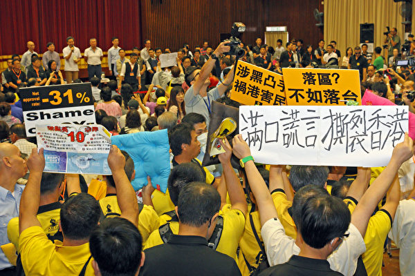 梁振英放假前落区时，遭遇示威，被批评满口谎言，撕裂香港。（图片／潘在殊）