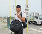 為了證實自己 大學生街頭賣藝走路環島