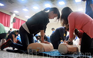 华医新生学救人 2千人AED电击训