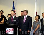 韩裔律师Steve Kim被共和党伊州州长竞选人Dan Rutherford选为副州长搭档。左为Steve Kim夫人Misuk。（摄影：唐明镜/大纪元）