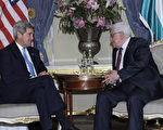 美国国务卿凯瑞（左）8日在伦敦会见巴勒斯坦自治政府主席阿巴斯（右），双方举行闭门会议。（Susan Walsh/AFP）