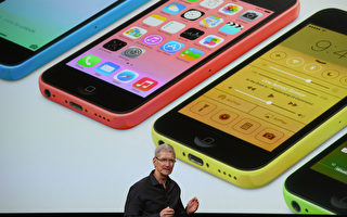 苹果公司在古柏迪诺总部发表两款iPhone新机，其中iPhone 5C更抢攻低价两年绑约99美元起跳，并会有5种颜色可选，象征执行长库克（Tim Cook）为追求全球更广的客群而改变策略。(Justin Sullivan/Getty Images)