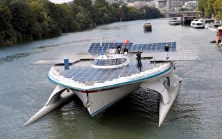 世界上最大型的一艏使用太陽能發電的實驗船（PlanetSolar），經過五個月的時間和2萬公里的環球游後，於9月10日抵達巴黎，停泊在位於15區的塞納河畔，並將在此逗留5天與巴黎民眾「會面」。（MIGUEL MEDINA/AFP/Getty Images）