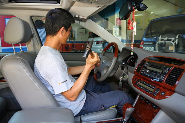 車內可備一支有尖頭的鐵鎚,擊碎車窗逃生。(莊孟翰/大紀元) 車內可備一支有尖頭的鐵鎚,擊碎車窗逃生。(莊孟翰/大紀元)