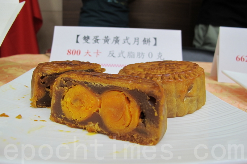 中秋佳節即將到來,廣式月餅在市面上很容易看到。(施芝吟 /大紀元)