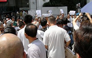 上海當局害怕大紀元報導 急增警力嚴控群體抗議（組圖+視頻）