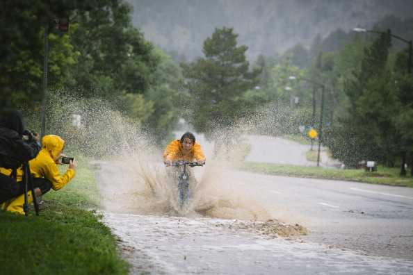 美国科罗拉多州洛矶山脉附近两天以来持续的大雨酿成洪灾，迫使周围山区数千人撤离家园，至少3人死亡，20人下落不明。(Dana Romanoff/Getty Images)