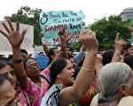 印度法院13日对去年12月发生在新德里的巴士轮暴致死案的4名被告判处死刑。图为法院外聚集了大批民众。(ROBERTO SCHMIDT/AFP/Getty Images)