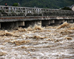 2013年9月16，萬宜颱風侵襲日本，桂川濁流滾滾，暴漲的河水直逼渡月橋底。（JIJI PRESS / AFP）