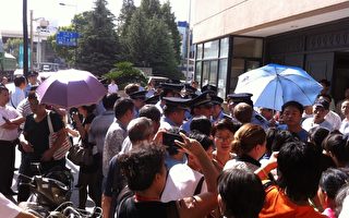 組圖：上海數百人法院外抗議 口號聲震天