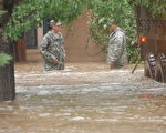 美國科羅拉多州連日來的大雨，河水氾濫成洪水侵襲多地民宅和農田，造成大約20億美元的農業經濟損失。圖為美國國民警衛隊於本月12日，進入洪水災區，協助民眾撤離住宅避難。（攝影：Sgt. Joseph K. VonNida/U.S. National Guard/Getty Images）