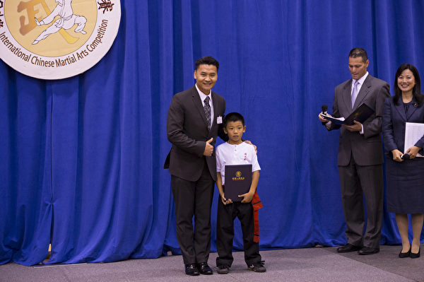 新唐人2013武術大賽頒獎典禮,來自加拿大的9歲選手李喬峰獲得大會特別頒發的「傳統武術新秀獎」。（戴兵／大纪元）