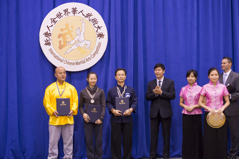 新唐人2013武术大赛颁奖典礼,台湾的卢文瑞获得南方拳术类银奖,来自台湾的温青倪获得女子器械组的银奖,来自台湾的苏锡龙获得男子拳术组的银奖。(戴兵/大纪元)