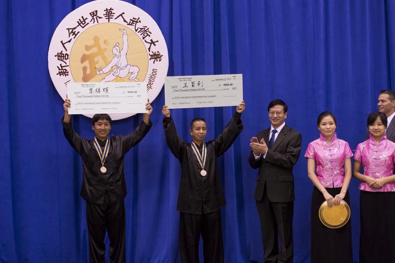 新唐人2013武术大赛颁奖典礼。王百利获得男子拳术组的金奖,来自中国的唐艺获得男子器械组的金奖。(戴兵/大纪元)