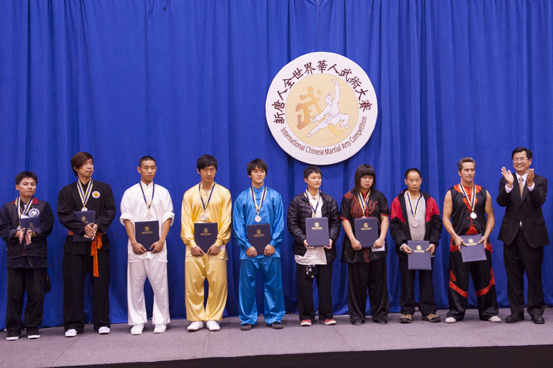 新唐人2013武术大赛颁奖典礼,17 位选手分别获得南方拳术组、男女子器械组、男女子拳术组的铜奖。分别是:
南方拳术组:Michel Orchard、罗戈勇
女子器械组:Julie Drapkin、卢韦安
男子器械组:吴恪霖、杨关道、刘大雁、周兴宾、符厚裕
女子拳术组:陈美香、叶静怡
男子器械组:黄浩福、姜涛、 Jean Francois Complot Zhi Yong、张晓斌、卢彦臻、高培钧
(戴兵/大纪元)